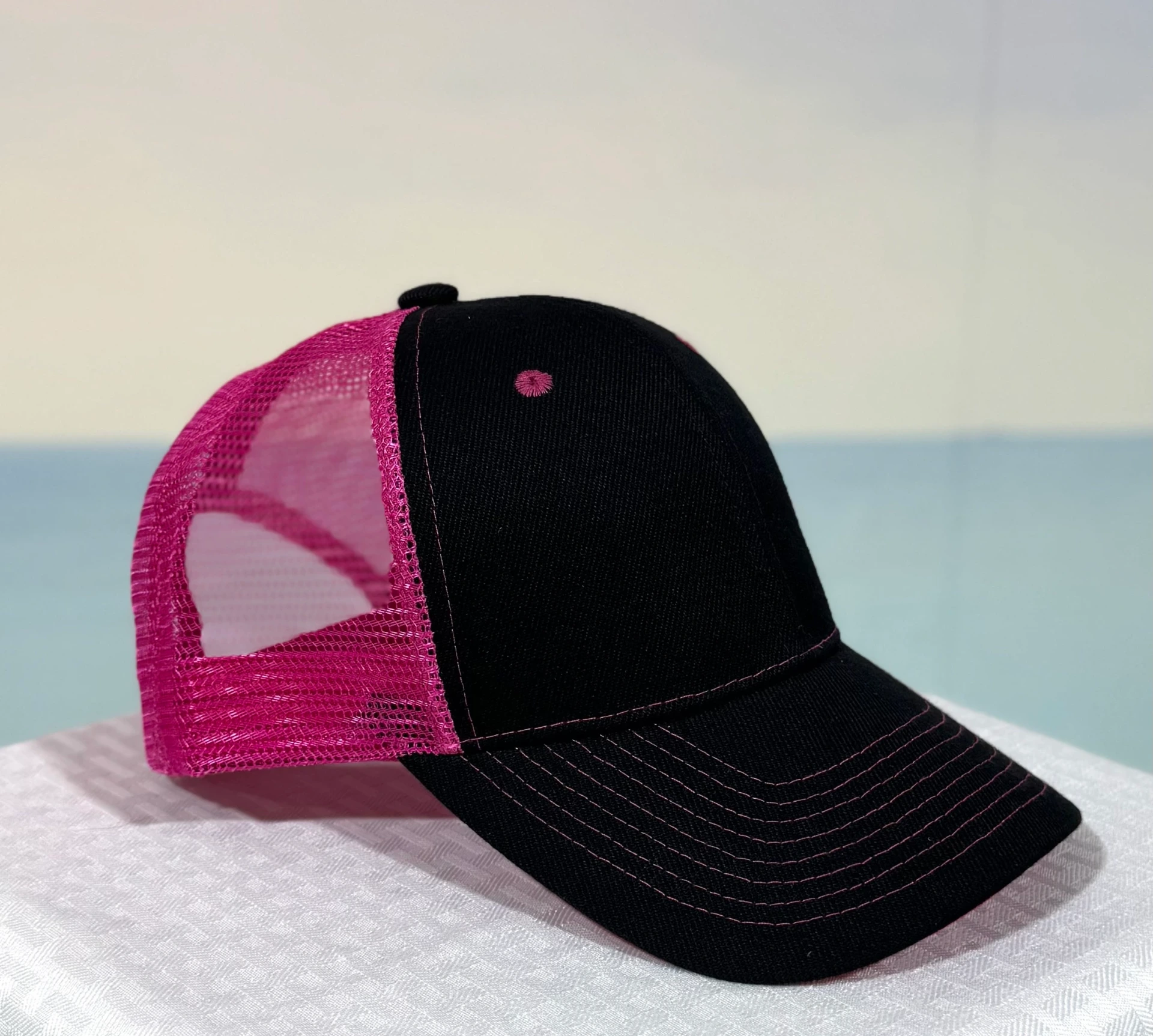 Trucker Hat - Structured Mesh Cap - Black/Neon Pink
