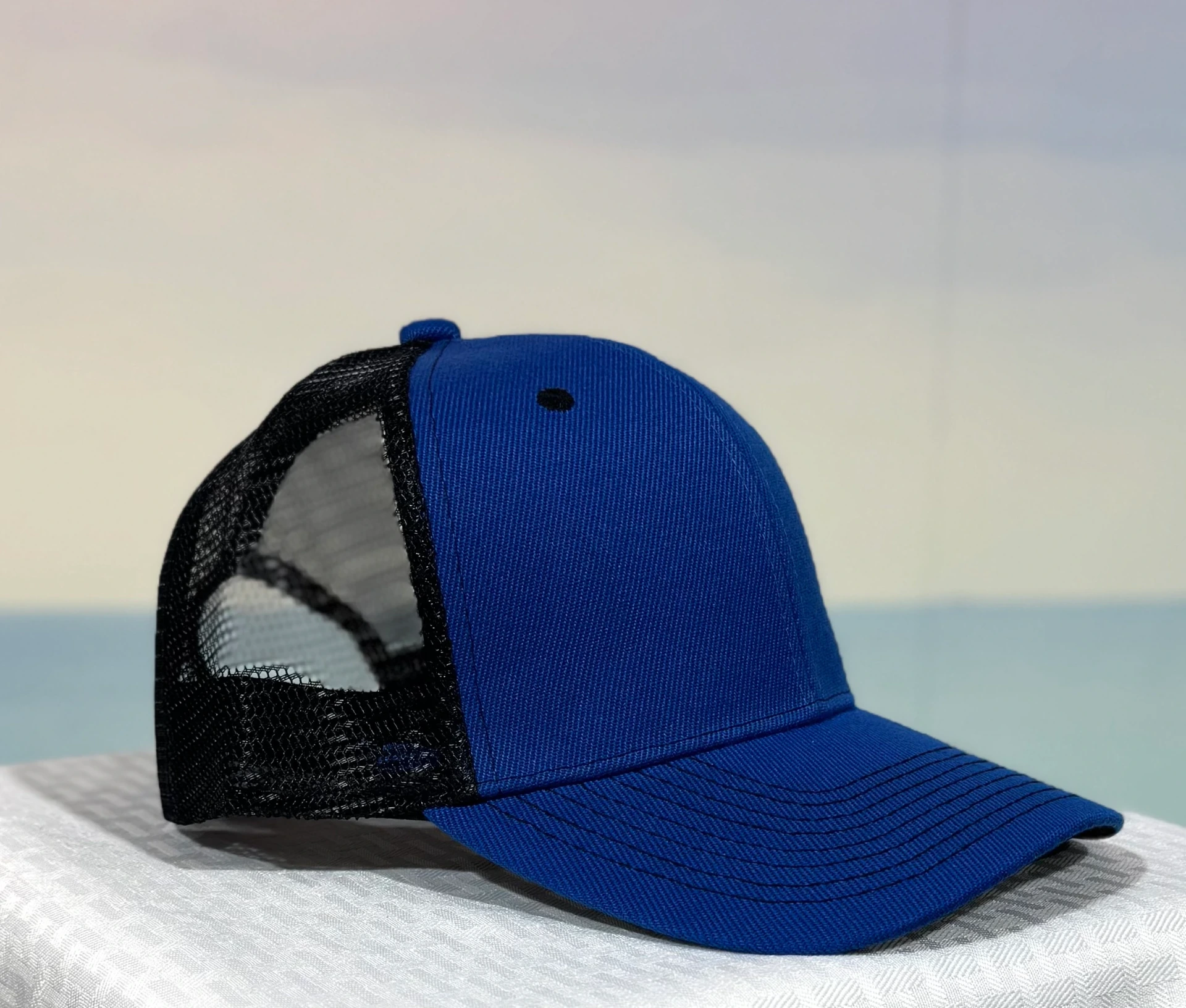 [HT_BKC_2810-RO/BK] Trucker Hat - Structured Mesh Cap - Royal/Black